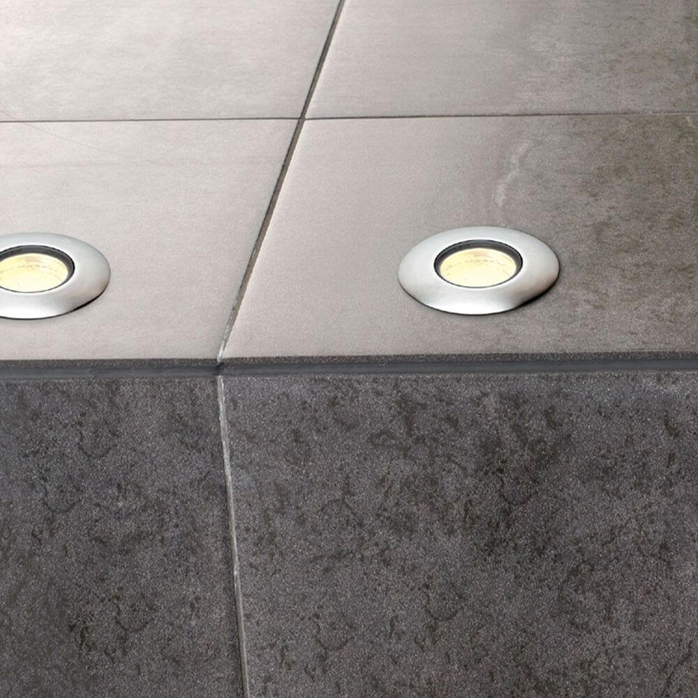 Trail-Lite Einbauleuchte Edelstahl 316 4 LED 0,3W Warmweiß auf Bodenplatten installiert