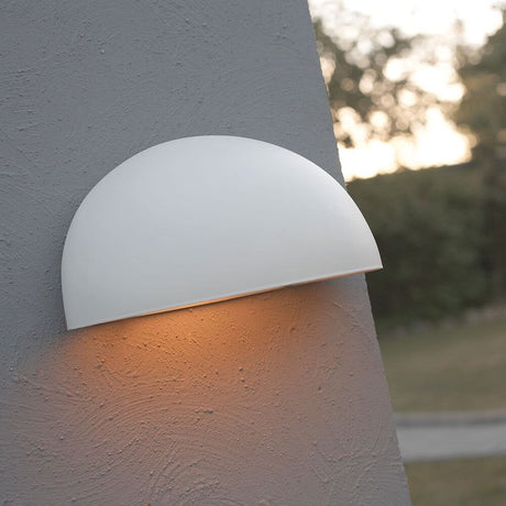 Scorpius Maxi utendørs vegglampe hvit på en utendørs vegg, tidløst design med varmt lys.