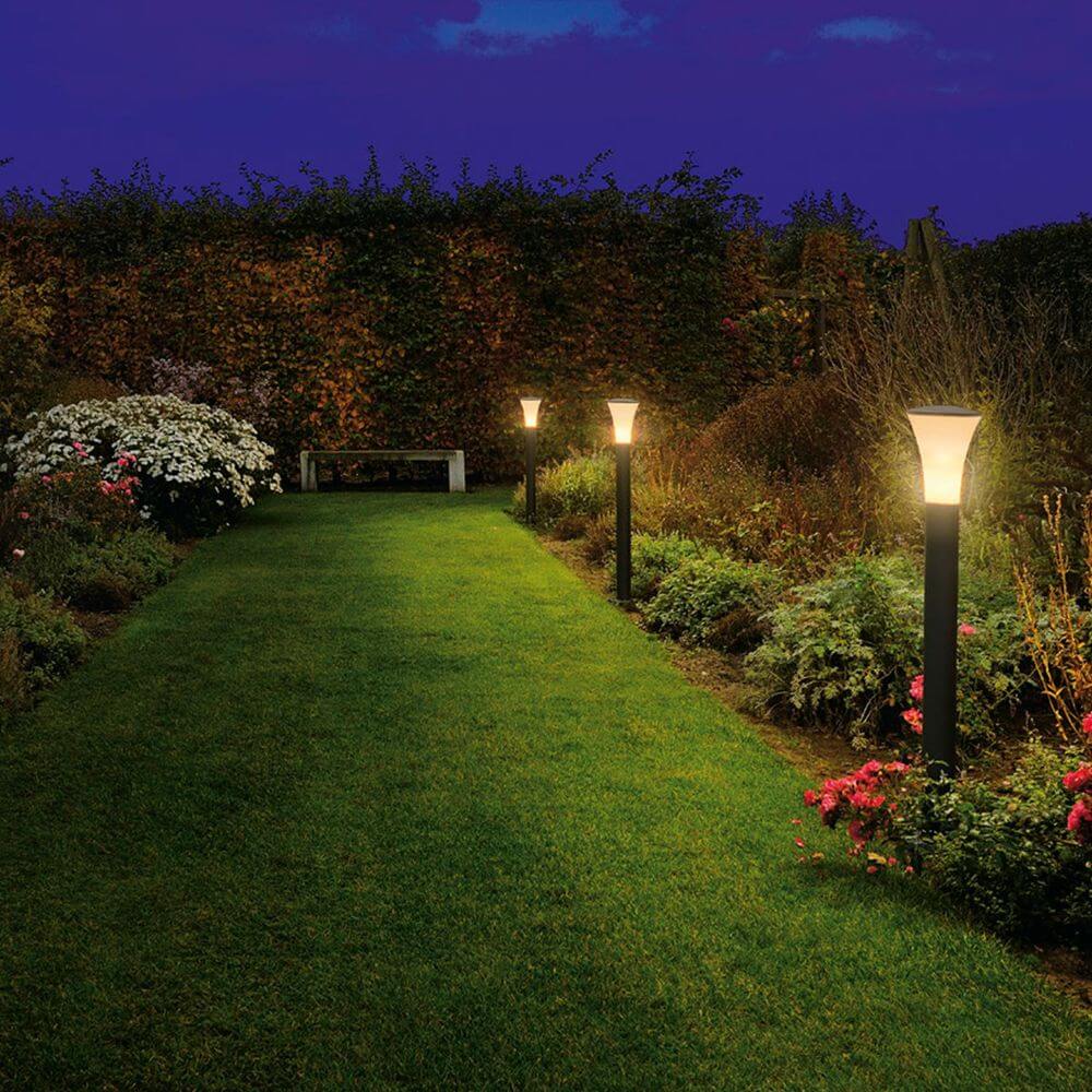 Standleuchten im Gartenweg, erhellen den Außenbereich mit modernem Design und warmem Licht.