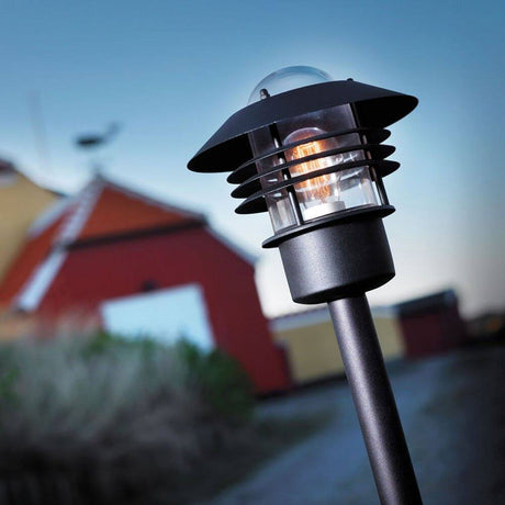 Vejers utomhusstående lampa Svart lyser upp vägen med klassisk design och stämningsfullt ljus.