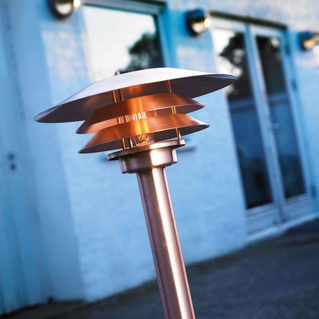 VenØ utendørs gulvlampe i kobber med elegante lampeskjermer for behagelig lys utendørs.