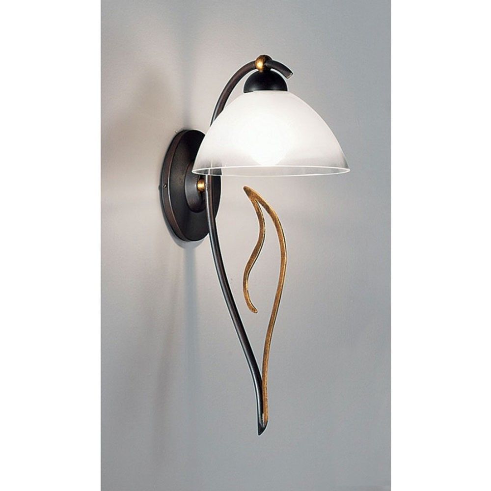 Amabile-seinävalaisin 43 cm ruosteisen antiikin värinen kullalla, lasi valkoinen, asennettuna seinälle.