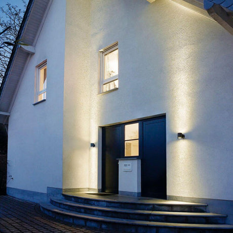 SITRA Wall Up-Down væglampe antracit 2xGX53 max. 2x9W IP44 ved et moderne indgangsparti.