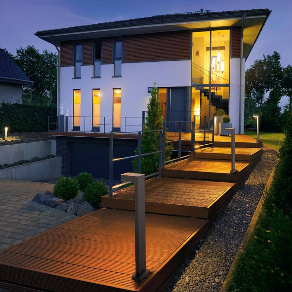 Quadrasyl Stehleuchte SL 75 eckig silbergrau GX53 max. 11W beleuchtet den Weg zum modernen Haus.