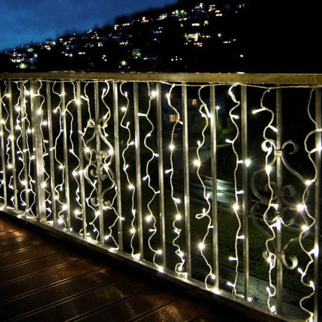 24V LED-system lysgardin med 200 varmhvite LED-er på en balkong, stemningsfullt lys i skumringen.