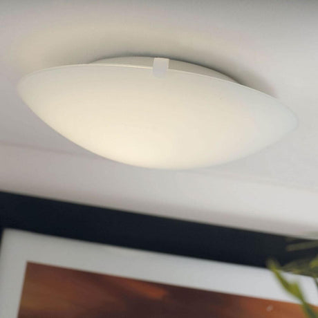 Plafonnier standard blanc avec abat-jour en verre opalin blanc, idéal pour la salle de bains, le couloir ou la chambre d’enfant.