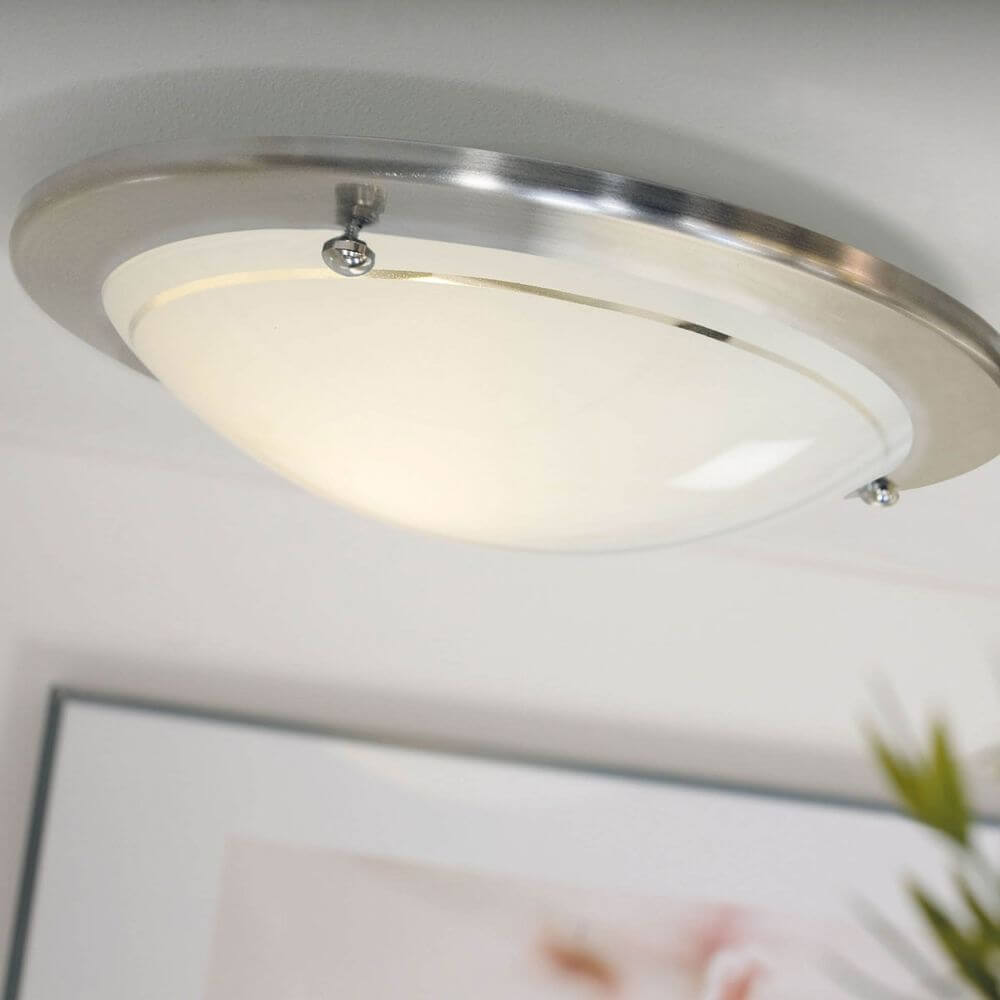 Spinner Deckenleuchte Alu-Gebürstet an der Decke, modernes und elegantes Design für stilvolle Innenräume.