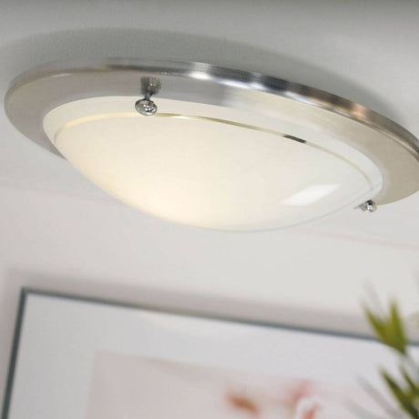 Spinner taklampa i borstad aluminium i taket, modern och elegant design för stilfulla interiörer.