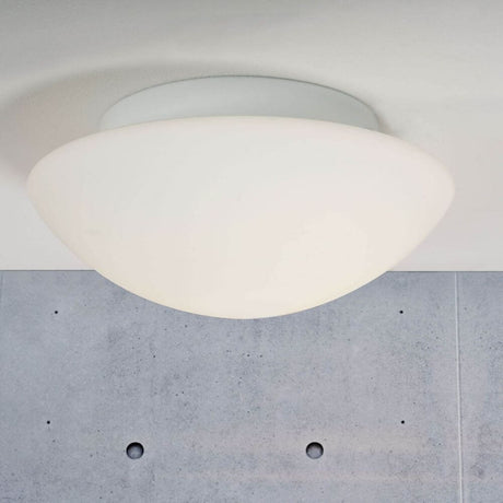 Plafonnier Ufo blanc dans une version simple et élégante, idéal pour les couloirs et les entrées.