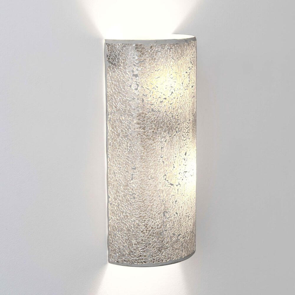 Wandleuchte 2-flammig Narziso Glasmosaik Silber an der Wand mit weichem Lichtschein.