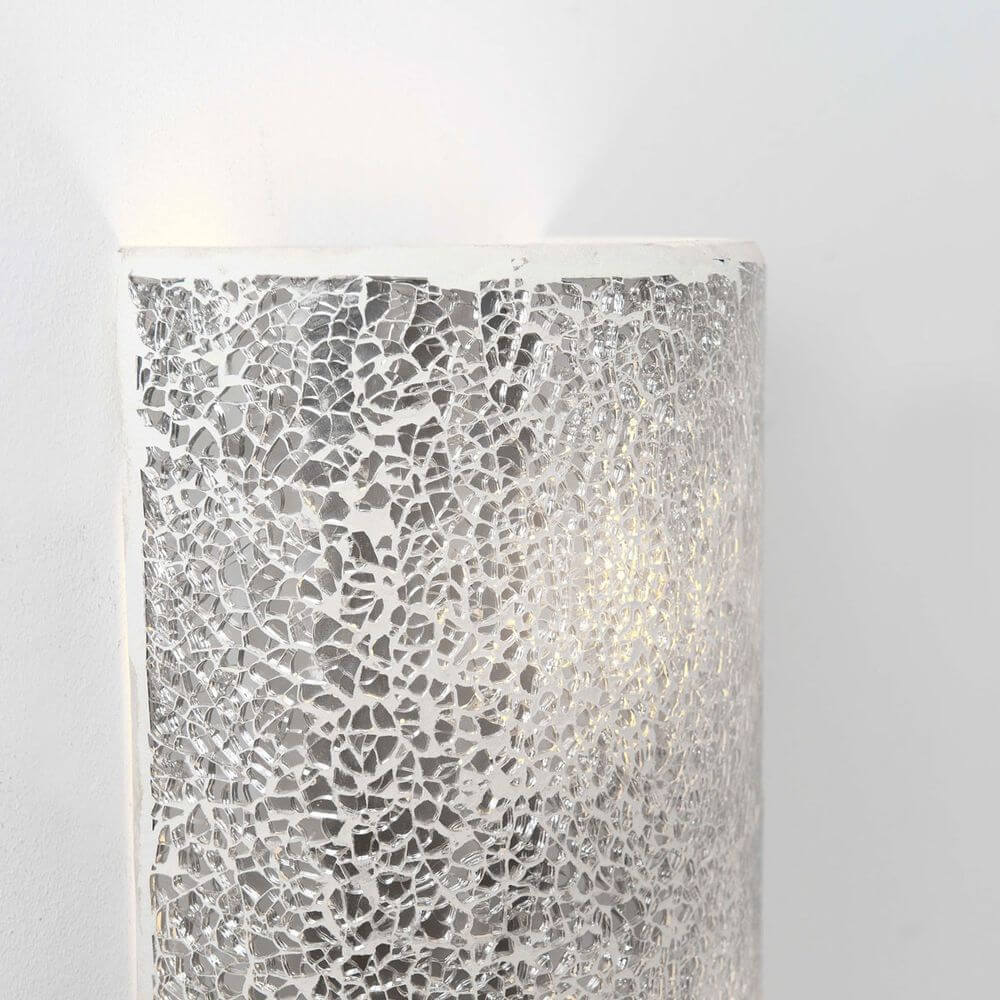 Wandleuchte 2-flammig Narziso Glasmosaik Silber im Detail mit glitzerndem Oberflächenmuster.