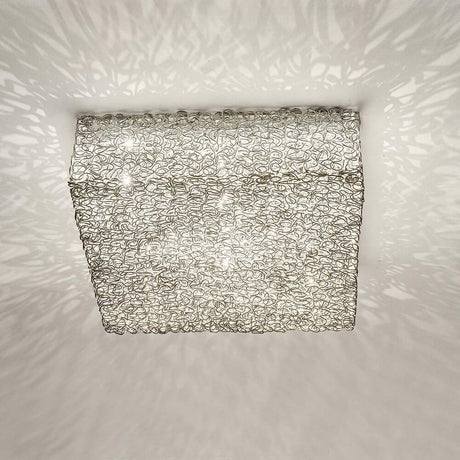 Taklampa med 9 ljuspunkter Rifugio aluminium-metall förkromad silver med filigrandesign och ljusreflektioner.