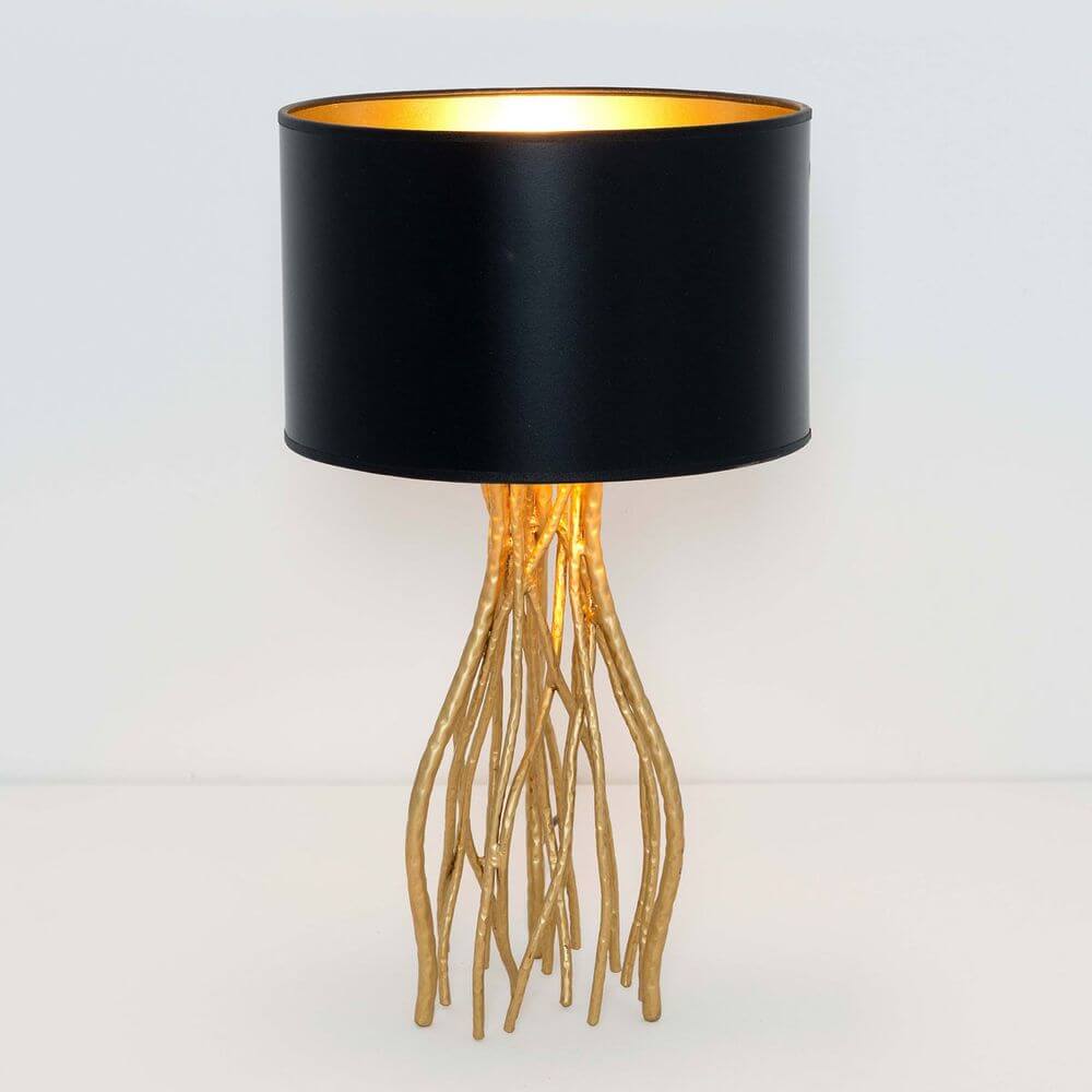 Bordlampe Capri liten metall gull-svart med svart lampeskjerm og gyldne lampeføtter.