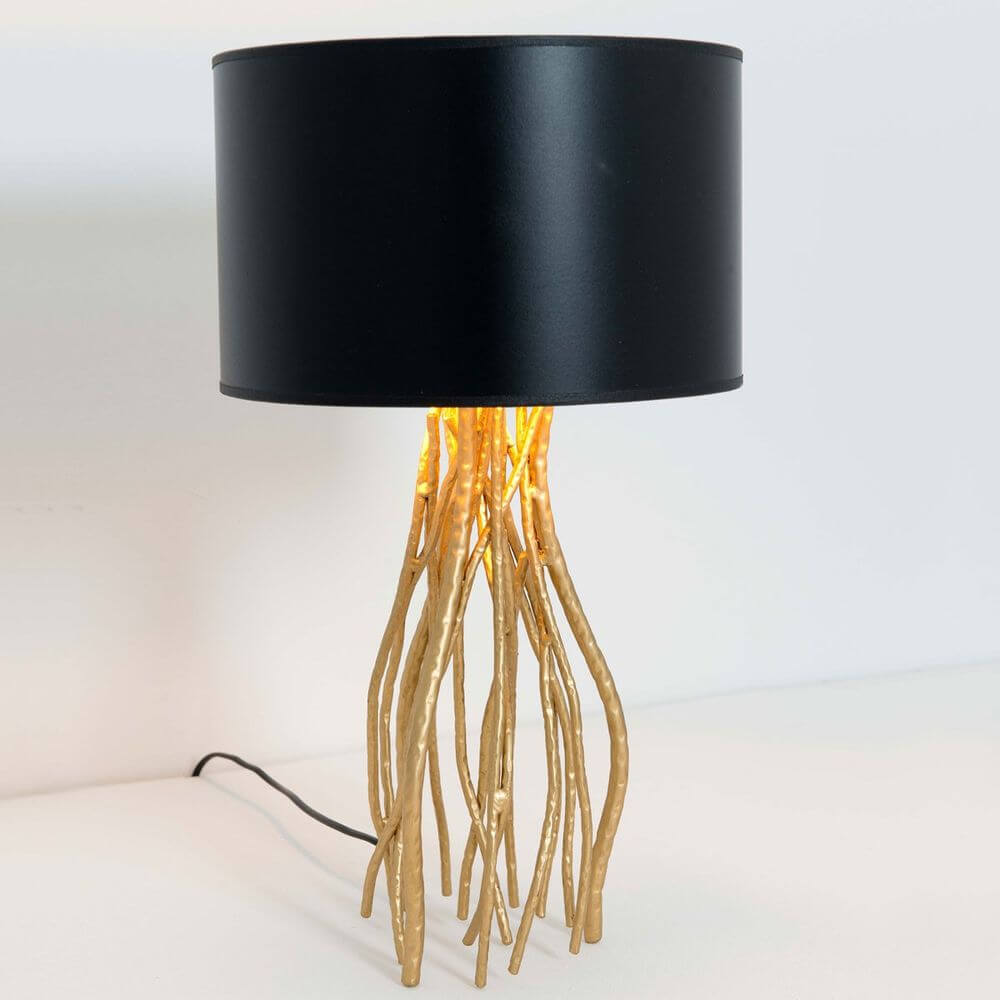 Bordlampe Capri liten metall gull-svart med svart lampeskjerm og gyldne ben.
