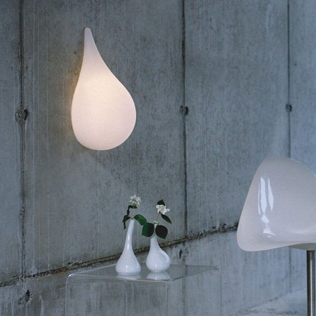 Applique Drop-3S 47 cm Liquid-Light bianca su una parete con decorazione minimalista.