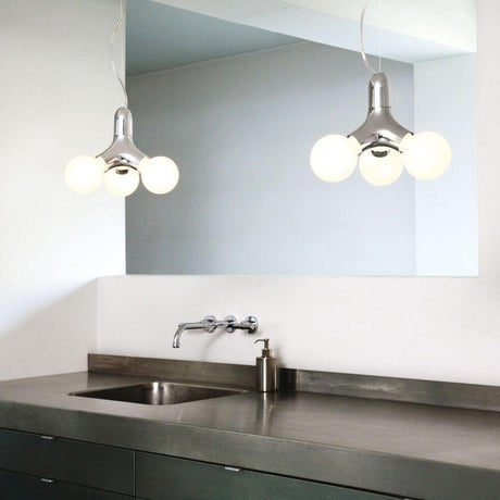 Lampada a sospensione DNA Single-3 cromo sopra un moderno lavabo in una cucina elegante.