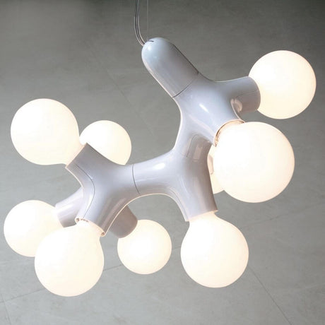 DNA Quattro-9.1 lampada a sospensione nera dal design moderno con più sorgenti luminose.
