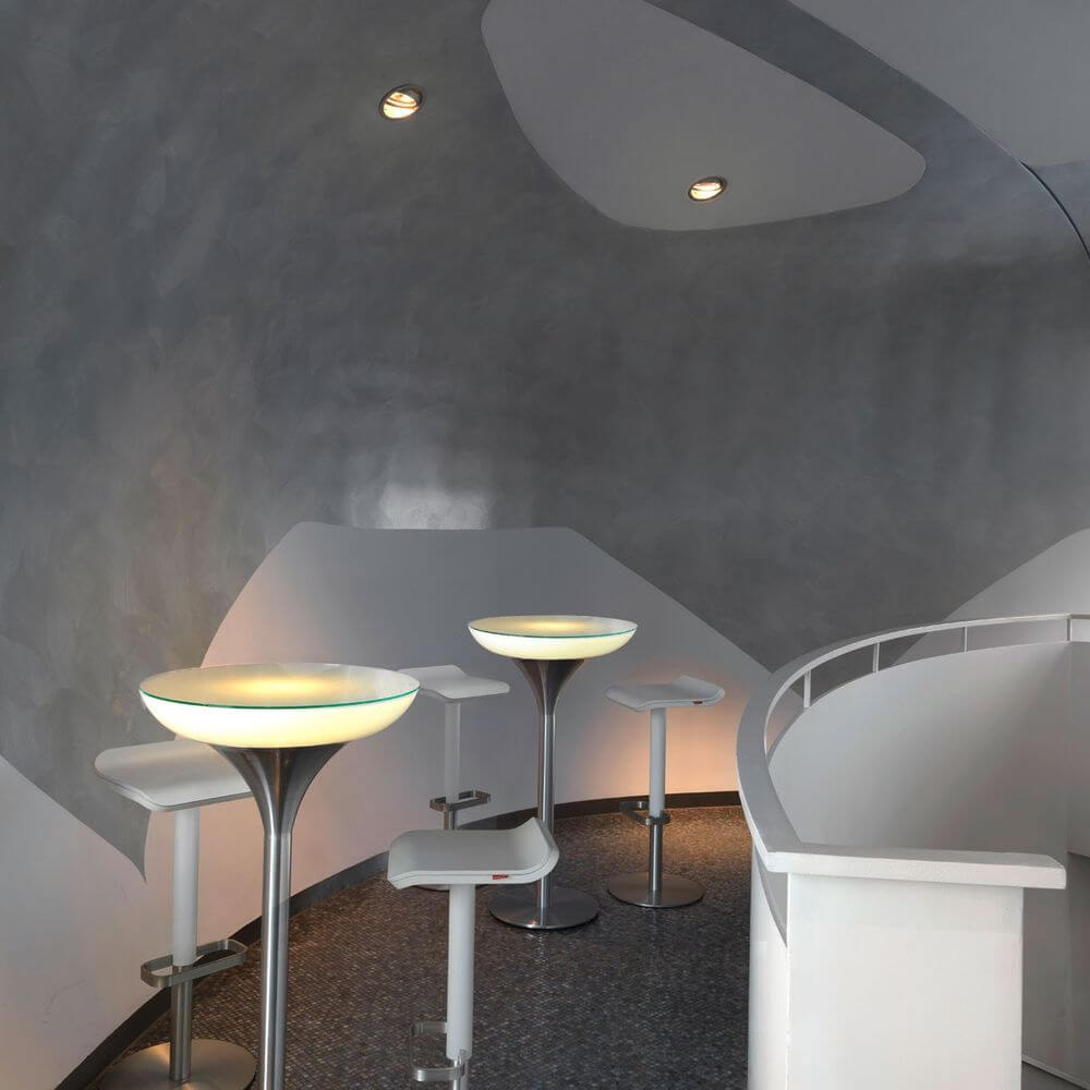 Moderne Bar mit Moree Barhocker Ed höhenverstellbar Anthrazit und stilvollen Leuchten.