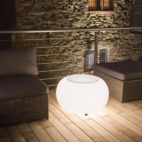 Moree Bubble Outdoor stół lub taboret na tarasie z częścią wypoczynkową w ciepłym świetle.