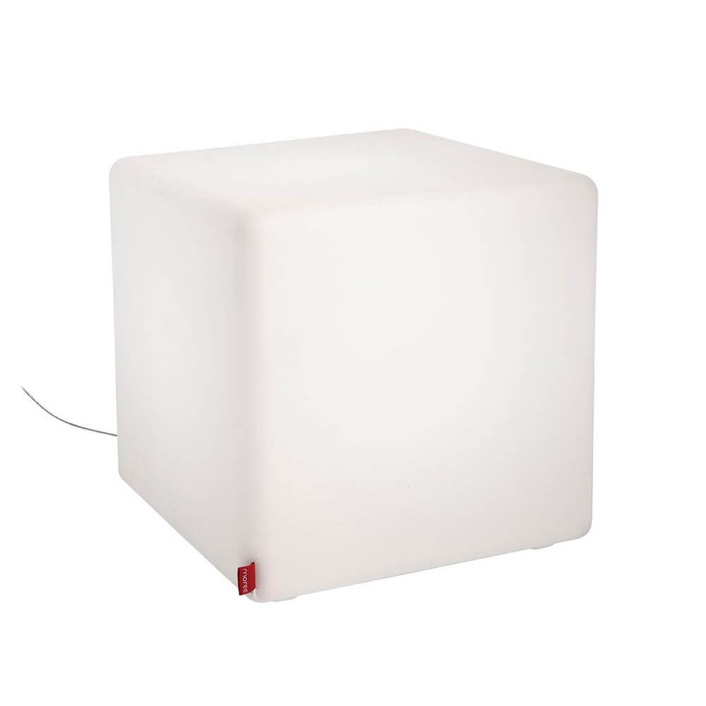 Moree Cube Sitzwürfel - Innovativer quadratischer Hocker oder Tisch aus weißem Material, für Innenbereich geeignet.
