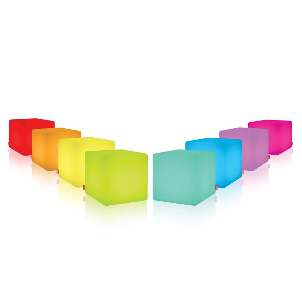 Mehrere bunte Moree Cube Outdoor LED Sitzwürfel in einer Reihe, leuchtend mit verschiedenen Farben.