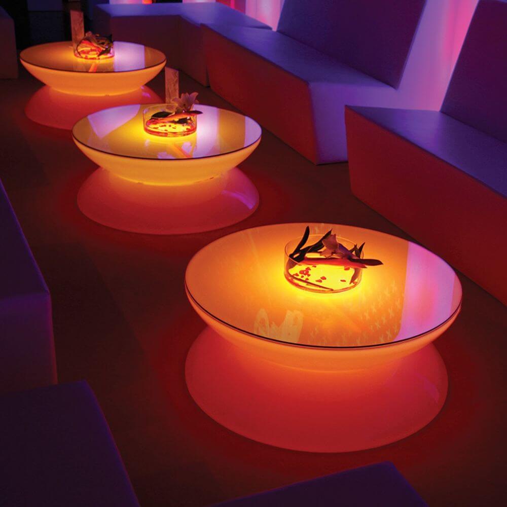 Moree Outdoor LED Tisch Lounge mit bunten LEDs und stilvollem Design für den Außenbereich.