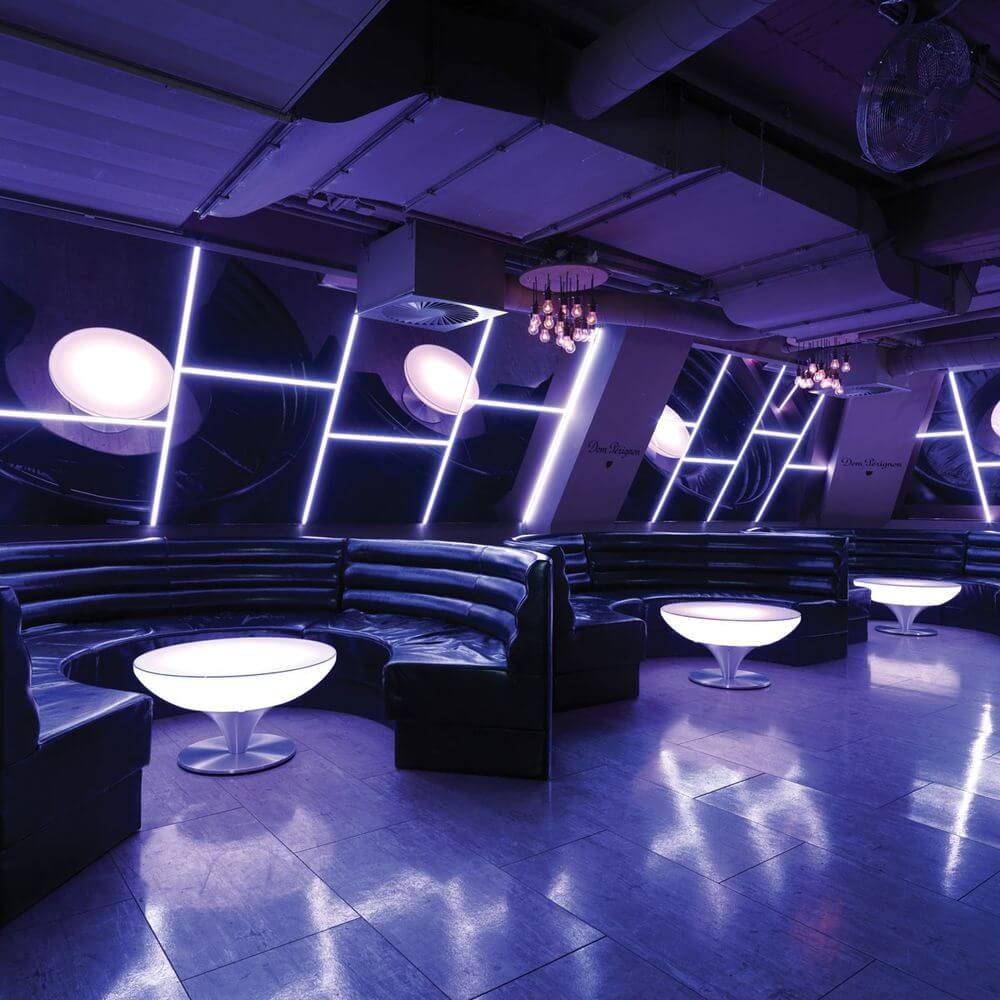 Moderne Lounge mit Moree Lounge Table LED Tisch Pro 45cm und stilvollem, futuristischem Ambiente.