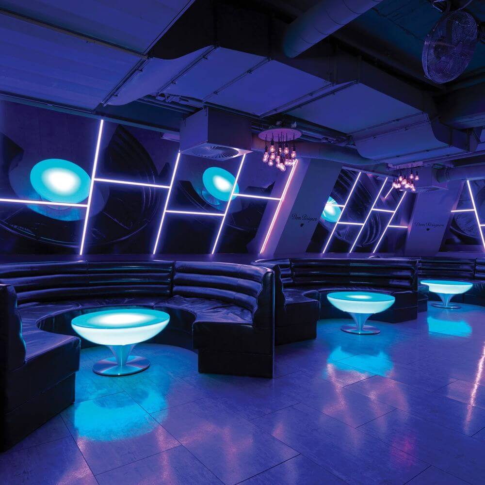 Moree Lounge Table LED Tisch Pro 45cm mit bunten Lichtern in stylischem Lounge-Bereich.