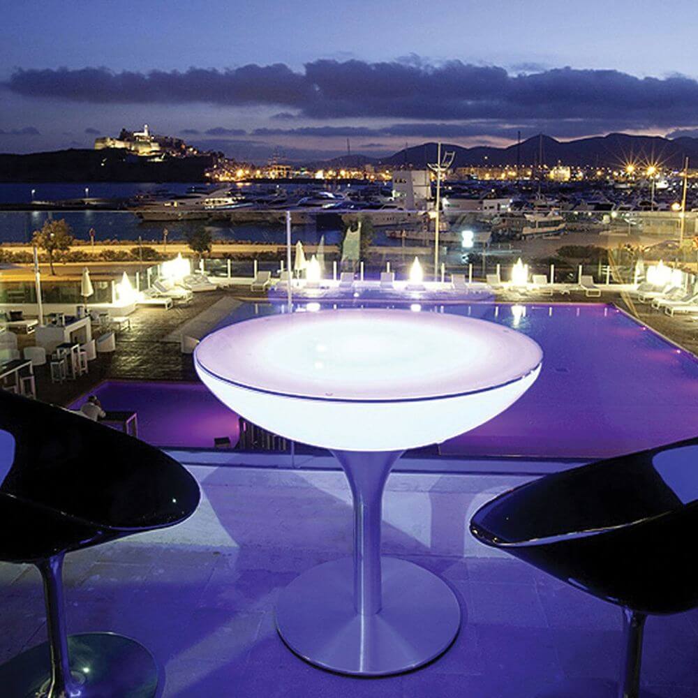 Moree Lounge Table Outdoor Tisch 75cm mit einzigartigem Design, ideal für abendliche Outdoor-Atmosphäre.