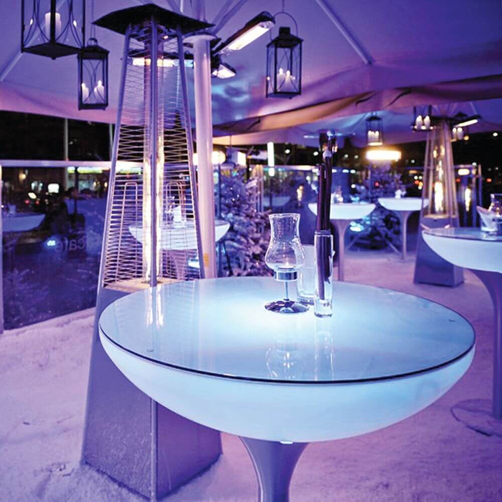 Moree Lounge Table Outdoor Tisch 75cm bei Nacht, beleuchtet unter einem Zelt mit Lampen und Gläsern.