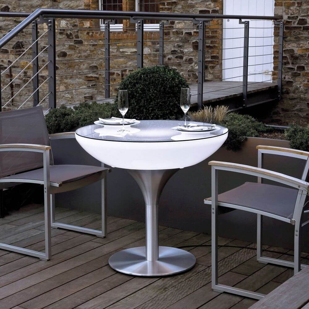 Moree Lounge Table Outdoor Tisch 75cm auf einer Terrasse mit stilvollen Stühlen und Tablett.