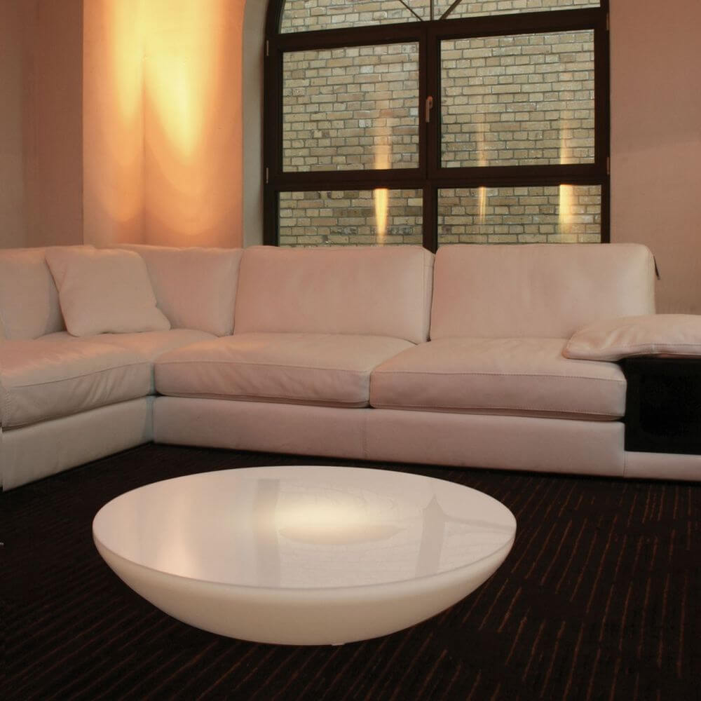Moree Lounge Variation Tisch oder Wandlampe in modernem Wohnzimmer mit heller Couch und sanfter Beleuchtung.