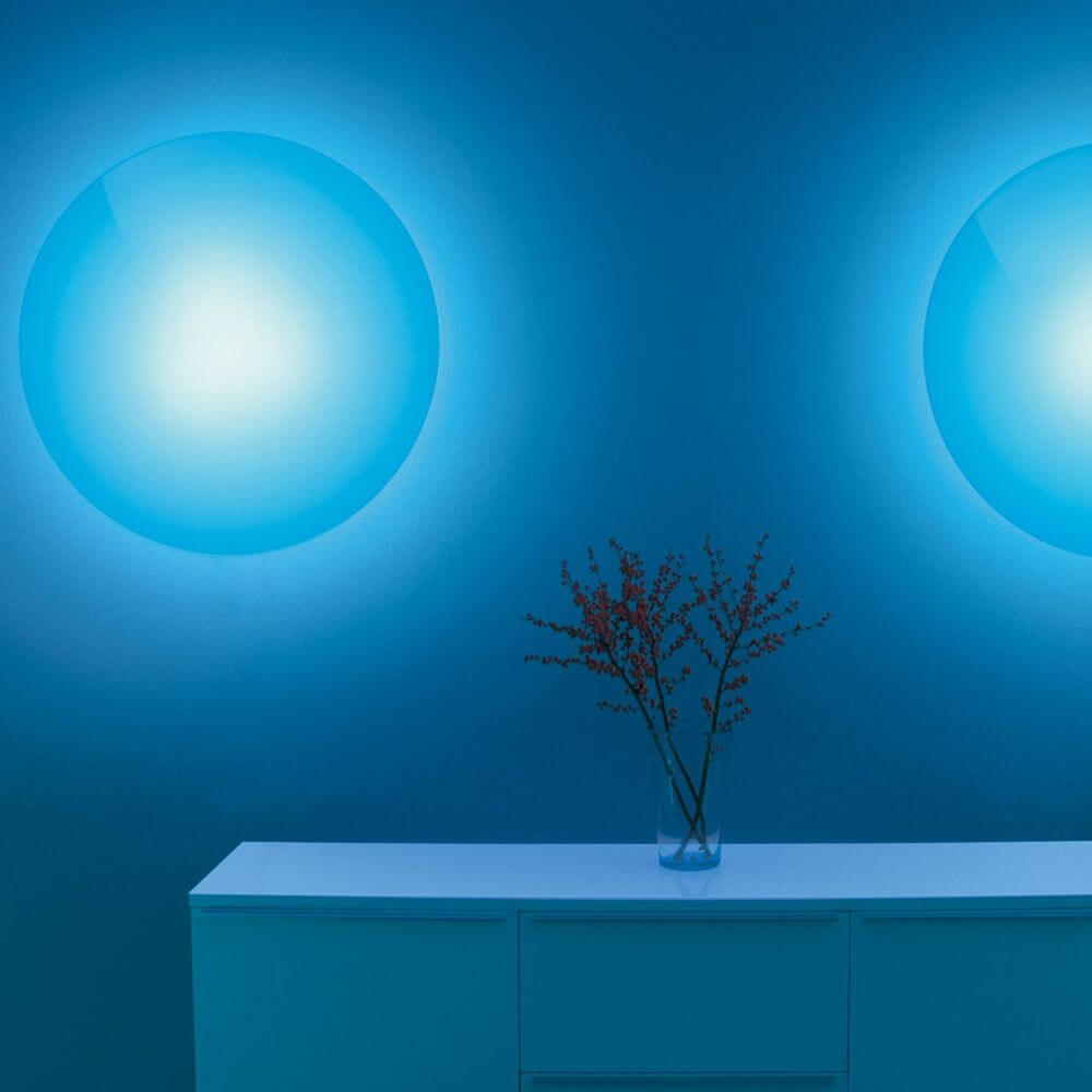 Moree Lounge Variation LED Tisch oder Wandleuchte Pro, indirekte Beleuchtung in Blau, moderne Innendekoration.