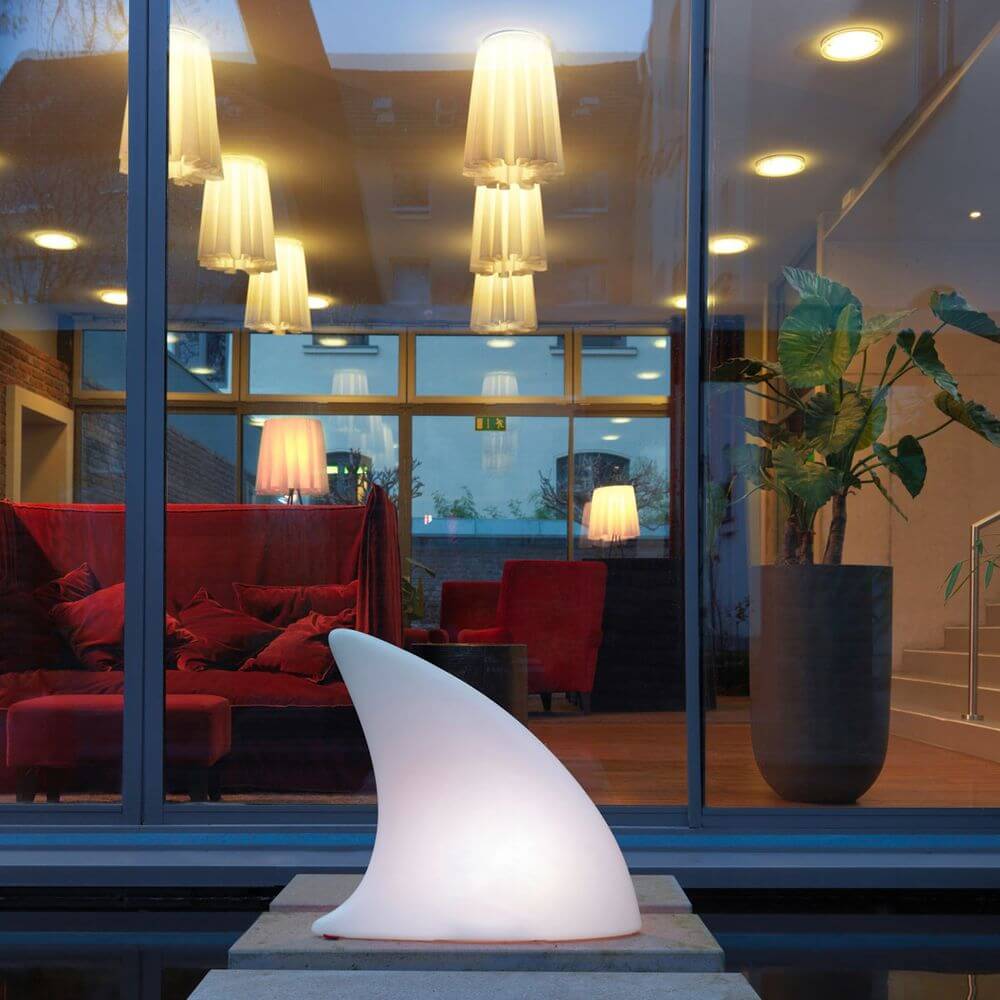 Moree Shark Outdoor Dekorationsleuchte im modernen Ambiente mit stilvollen Lampen und Pflanzen.