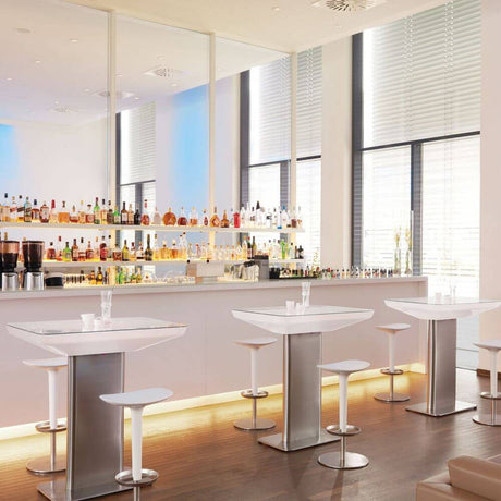 Moree Studio 105 Outdoor Tisch (S14d) in modern Bar-Atmosphäre mit eleganten Stehtischen und Barhockern.