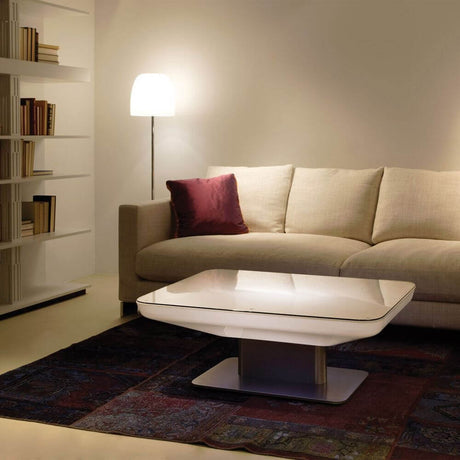 Moree Studio 36 Couchtisch im modernen Wohnzimmer mit Sofa und Bücherregal.