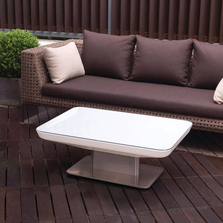 Moree Studio 36 Outdoor Tisch (S14d) mit Glasplatte, moderne Gartenmöbel auf einer Terrasse.