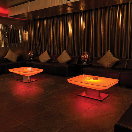 Moree Studio 36 LED Couchtisch Pro in stilvollem Lounge-Ambiente mit leuchtenden Farben.