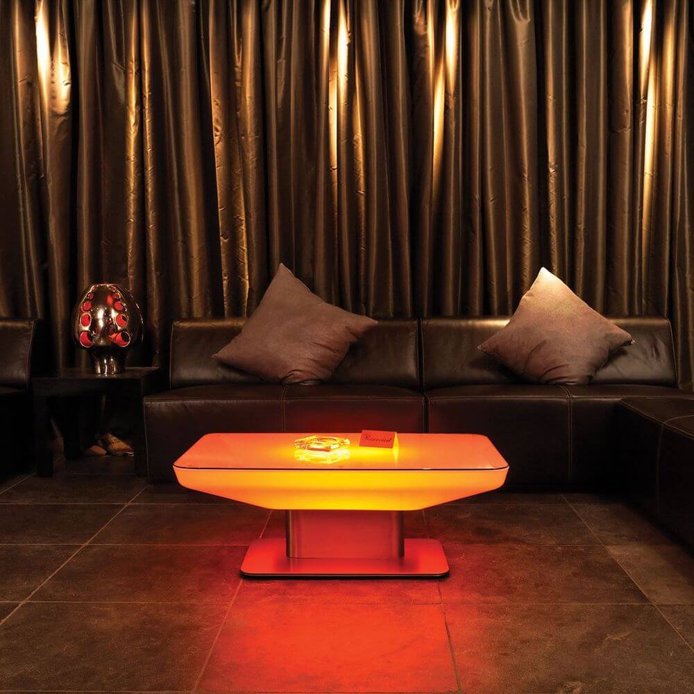 Moree Studio 36 LED Couchtisch Pro mit multicolor LED-Beleuchtung im modernen Wohnzimmer.
