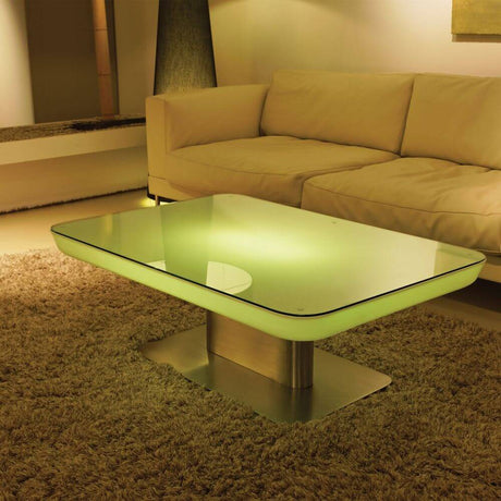 Moree Studio 36 LED Couchtisch Pro mit integriertem LED-Licht und transparentem Kabel, ideal für moderne Wohnräume.