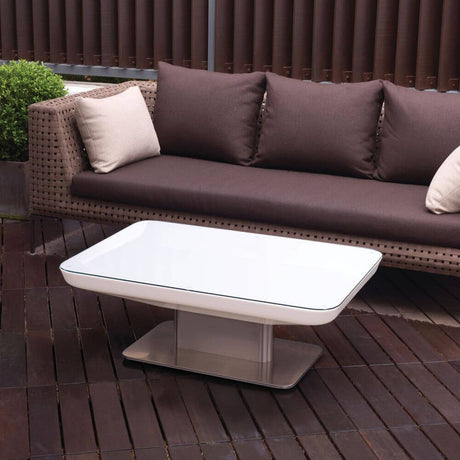 Moree Studio 45 Outdoor Tisch (S14d) auf einer Terrasse mit braunem Sofa und Gartenpflanzen.