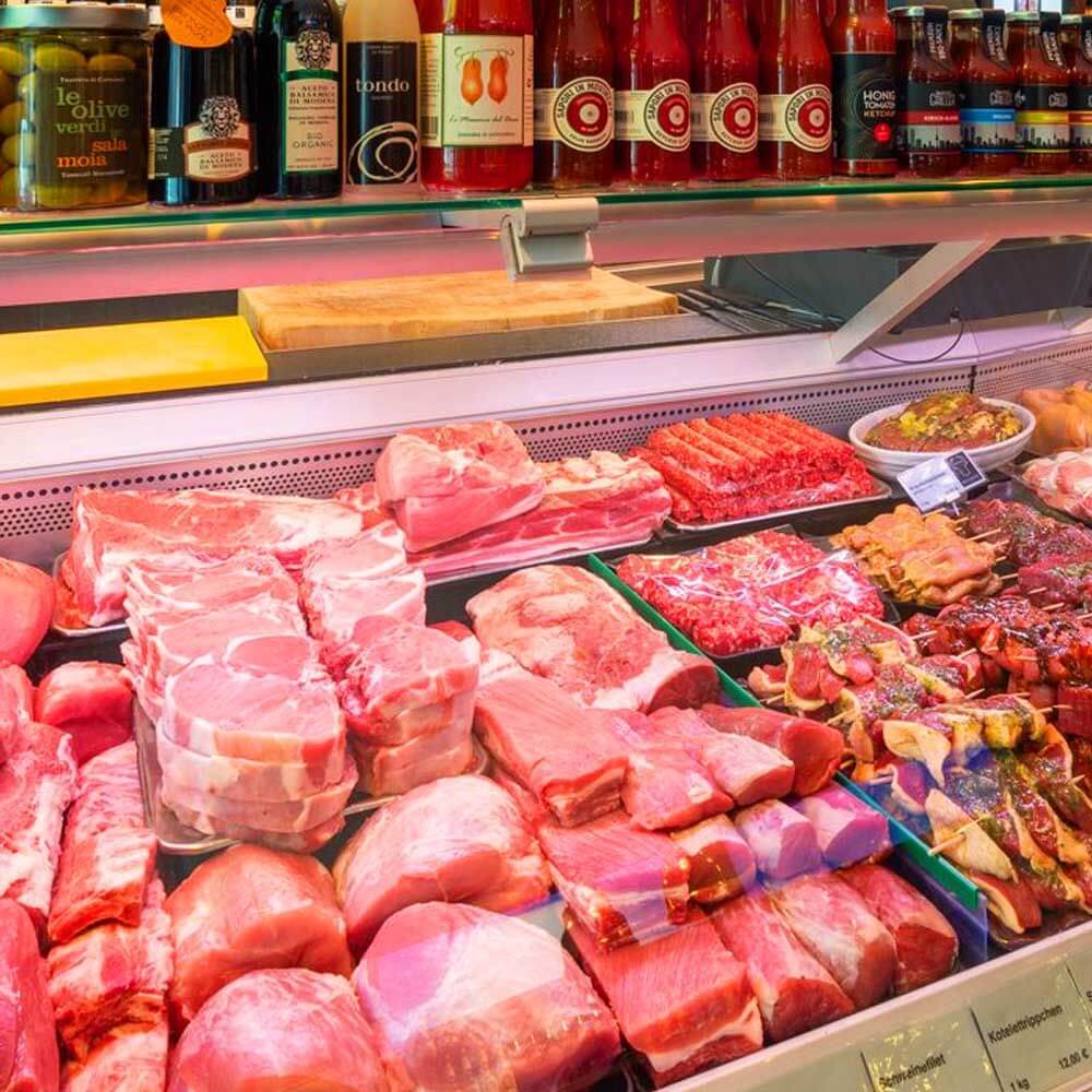 3-Phasen Strahler für Fleisch Metzgerei Leuchte 34W 20°-70° Weiß auf Fleischwaren-Display in Metzgerei.