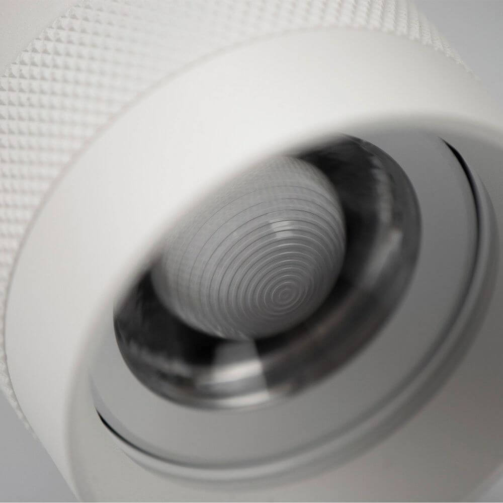 Nahaufnahme des 3-Phasen LED Schienen-Strahlers fokussierbar 8W 20°-55° in elegantem Weiß.