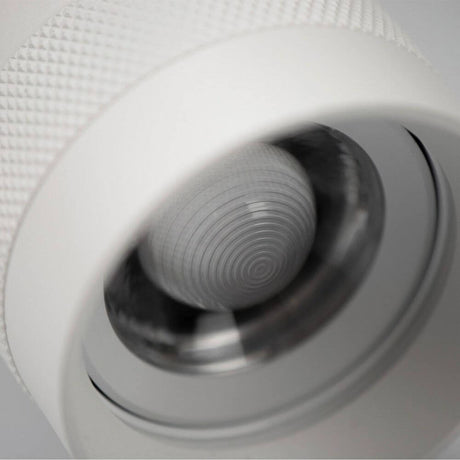 Vue rapprochée du projecteur sur rail triphasé LED orientable 8W 20°-55° en blanc.