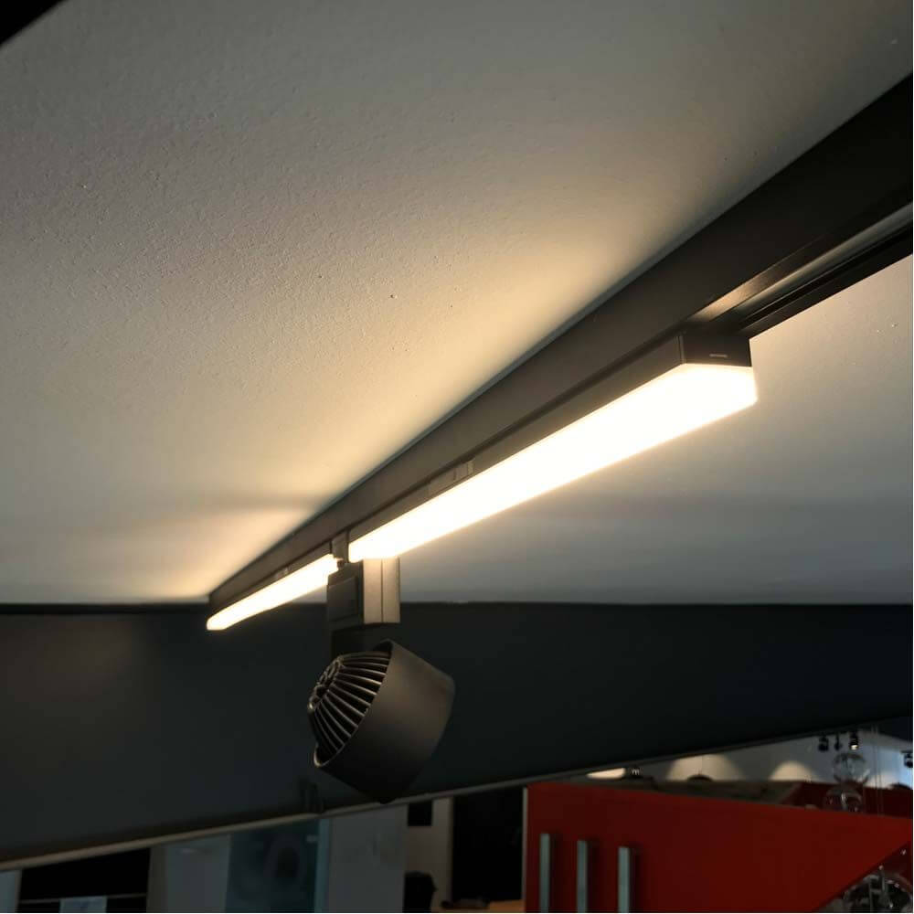 3-Phasen Linienleuchte 2200lm 20W 3000K warm Schwarz installiert in einem modernen Raum.