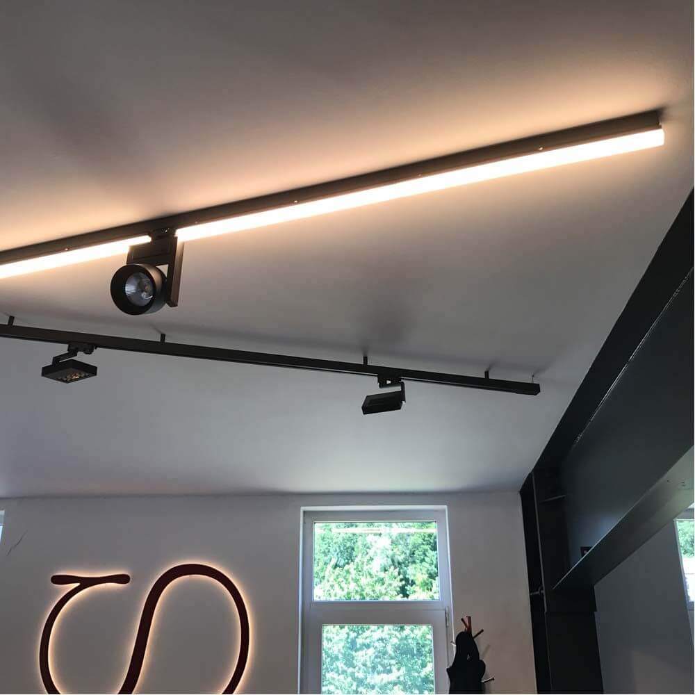 3-Phasen Linienleuchte 2200lm 20W 3000K warm Schwarz an der Decke installiert.