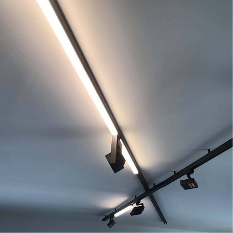 3-Phasen Linienleuchte 2200lm 20W 3000K warm Schwarz an einer Decke montiert, ideal für Ausstellungsräume und Büros.