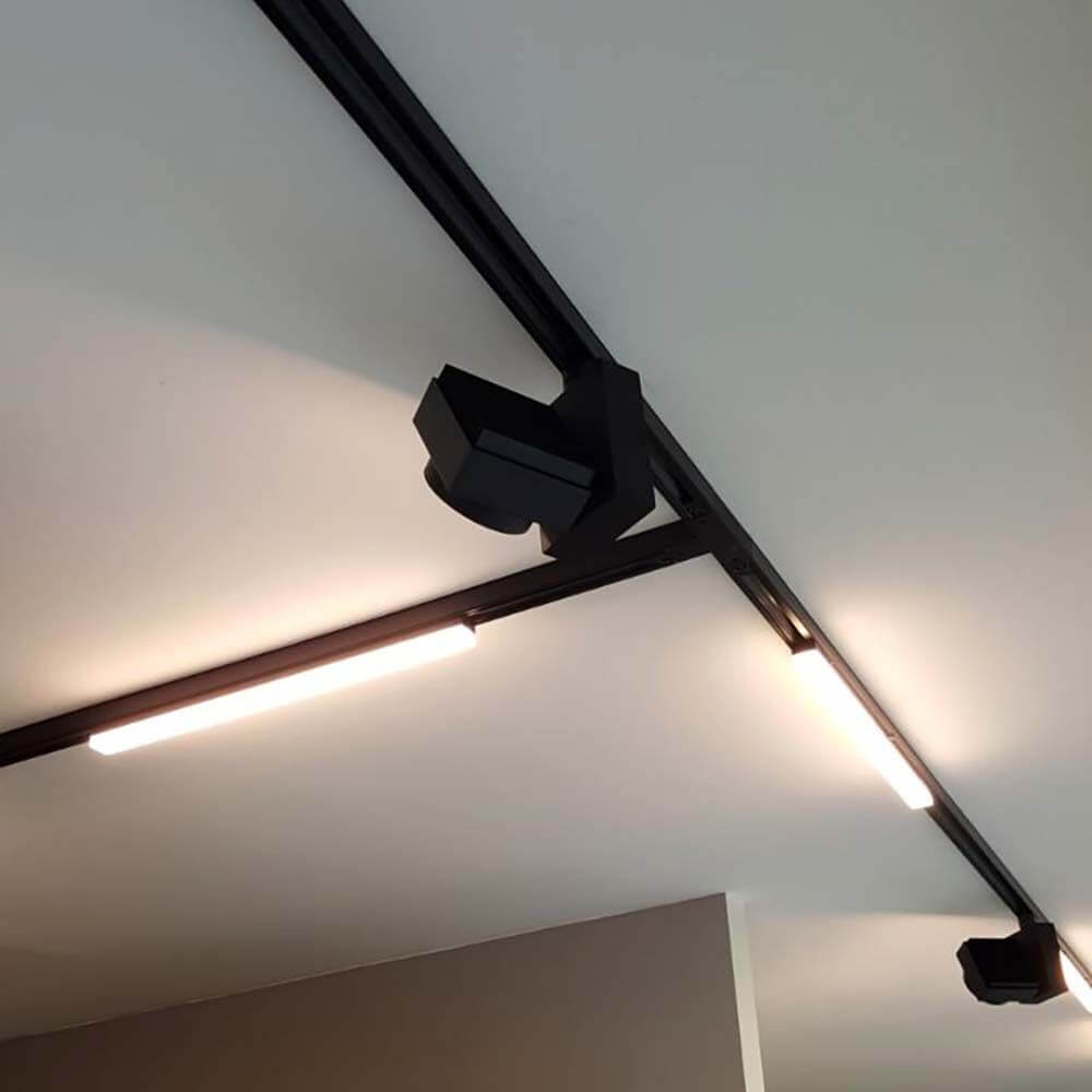 3-Phasen Linienleuchte 2200lm 20W 3000K warm Schwarz an Decke montiert, ideal für gleichmäßige Raumbeleuchtung.