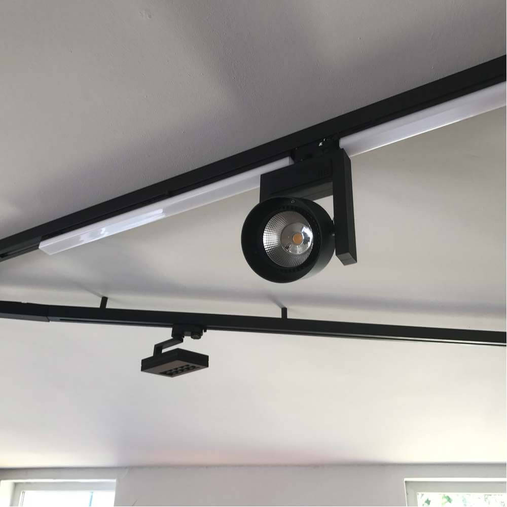 3-Phasen Linienleuchte 2200lm 20W 3000K warm Schwarz an einer Decke montiert
