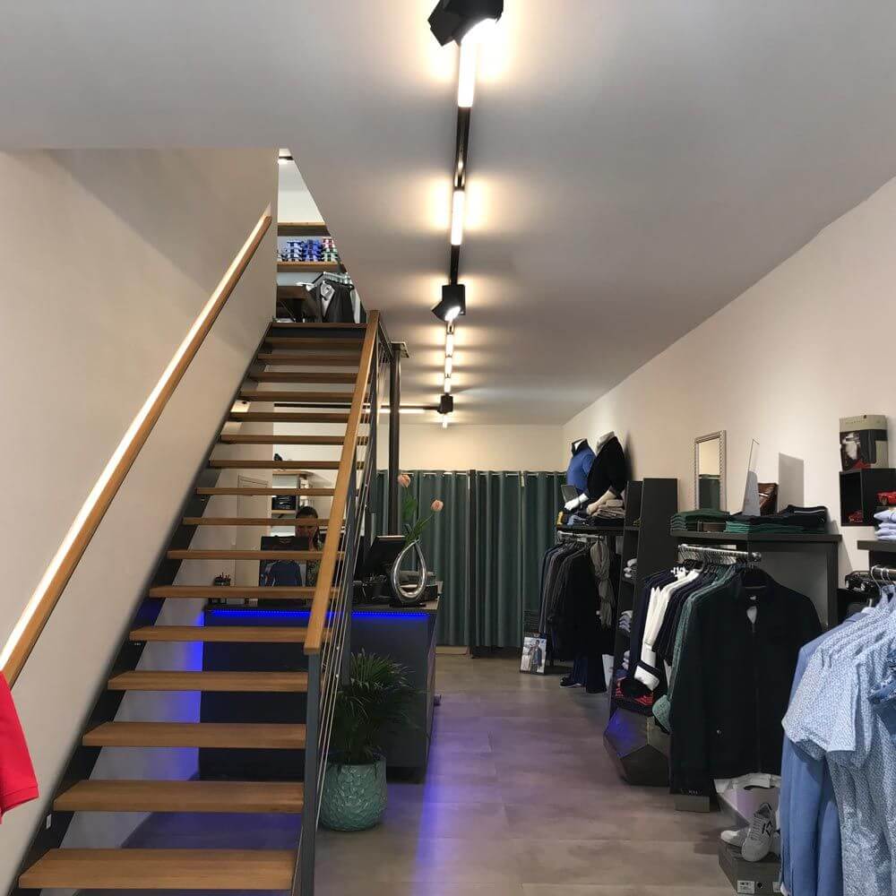 3-Phasen Linienleuchte 2200lm 20W 3000K warm Schwarz in einem modernen Verkaufsraum.